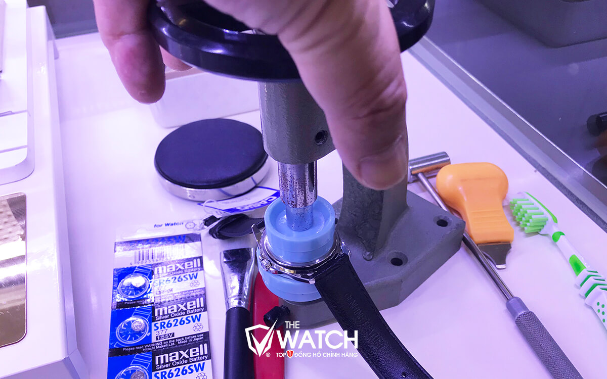 Bước 7: Hoàn thành Cẩn thận lắp miếng đệm cao su vào đúng rảnh, không lìa ra ngoài rồi đậy nắp đồng hồ lại. Bạn vặn chặt nắp đồng hồ và như vậy quá trình thay pin đồng hồ đeo tay tại nhà đã xong.